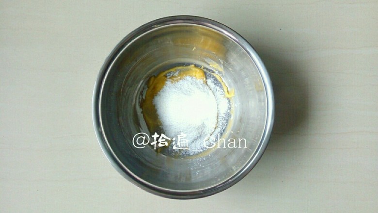 芒果干玛格丽特,无盐黄油室温软化。筛入糖粉,小撮盐拌匀。(PS:用手指轻轻的就能按压扁的状态刚好。)