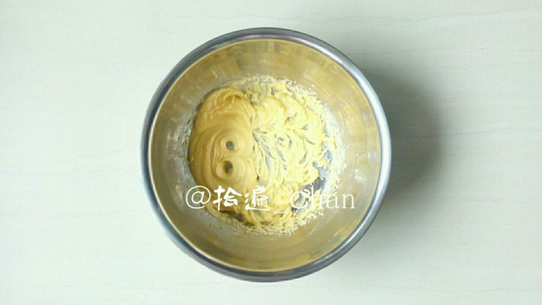 芒果干玛格丽特,用打蛋器打至体积蓬松,颜色发白。(PS:如果无盐黄油状态太稀,可以放入冰箱冷藏几分钟后再打发。)