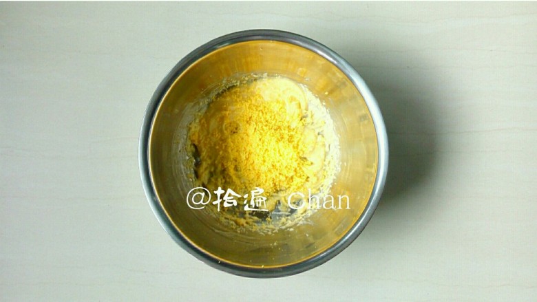 芒果干玛格丽特,用面粉筛筛入鸡蛋黄。(PS:记得趁热筛喔!要不然会因为冷掉的鸡蛋黄难过筛网而浪费时间!筛完记得立马清洗面粉筛!)