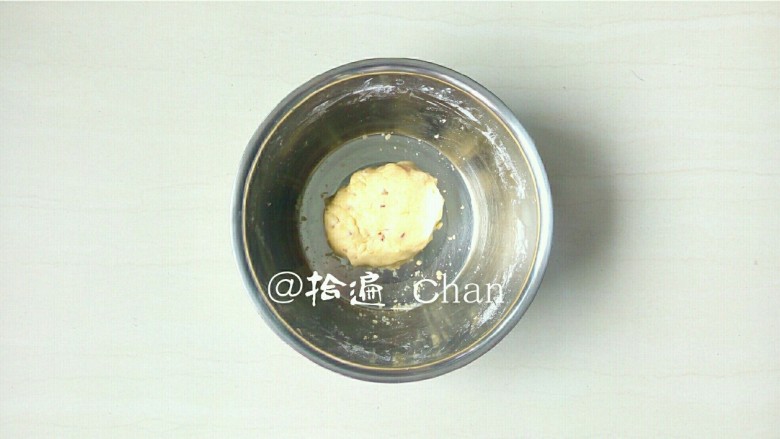 芒果干玛格丽特,用手按揉均匀成团。(PS:因为不同牌子的面粉“吸水性”不同,而我用的“95g无盐黄油”刚刚好适应我配方中的“85g新良牌低筋面粉 + 85g玉米淀粉 + 36g糖粉”。如果遇到揉不成团的情况时,再加入点黄油即可!如果没把握,就在开始加低筋面粉时,一点一点的加,能揉至成团即可!)
