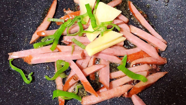 豆芽炒肉丝,放入红肠丝儿,葱姜爆炒。