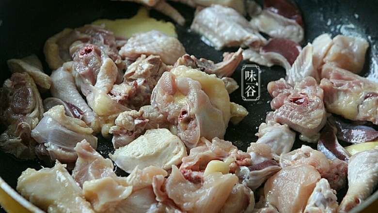 菠萝鸡,再倒入鸡肉翻炒。