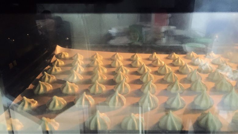 抹茶蛋白糖,烤箱100度上下火中层50分钟，烤好后闷10一15分钟后再取出
