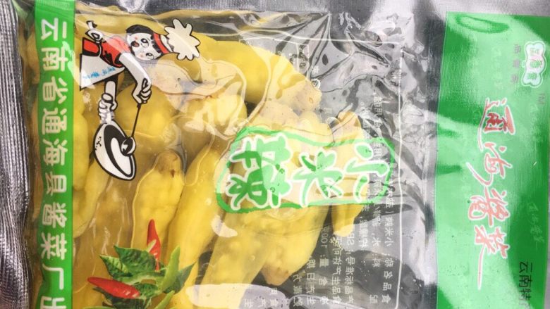 自家泡椒鸡爪,这个是我用的小米辣,一包一块钱,我只放了两包,你们可以按个人口味酌情添加...