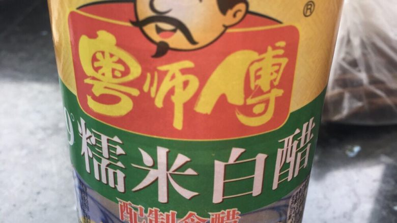 自家泡椒鸡爪,这个是糯米<a style='color:red;display:inline-block;' href='/shicai/ 715'>白醋</a>,放半瓶