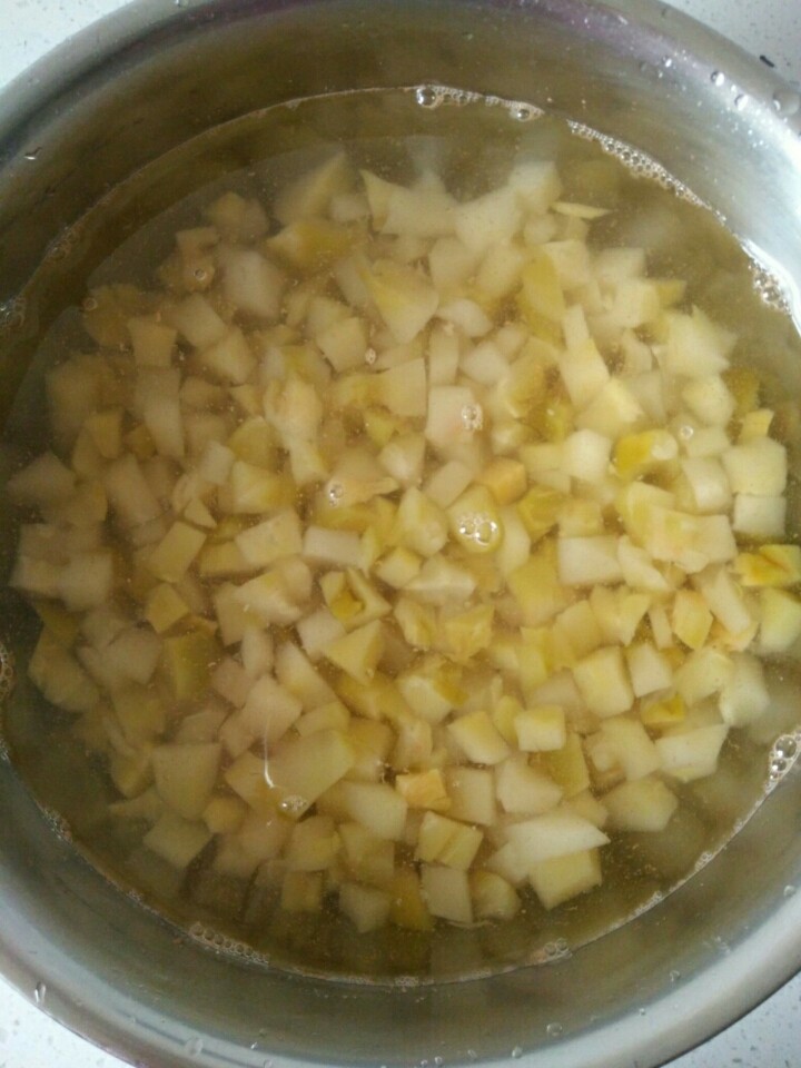 家常炒榨菜,榨菜切丁,用凉水泡,换几次水,泡得基本没咸味,控净水。