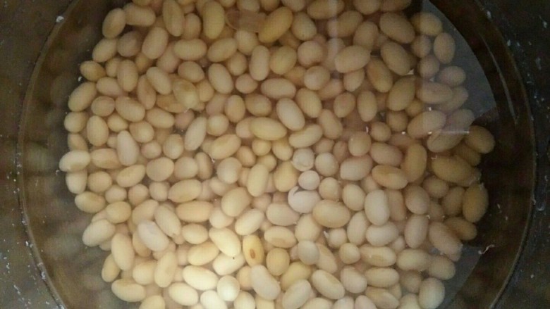 家常炒榨菜,把黄豆煮熟(煮沸时盖上盖子并关火,当开水变成温水时,重新开火煮沸,反复三次基本熟了。也可使用高压锅。)