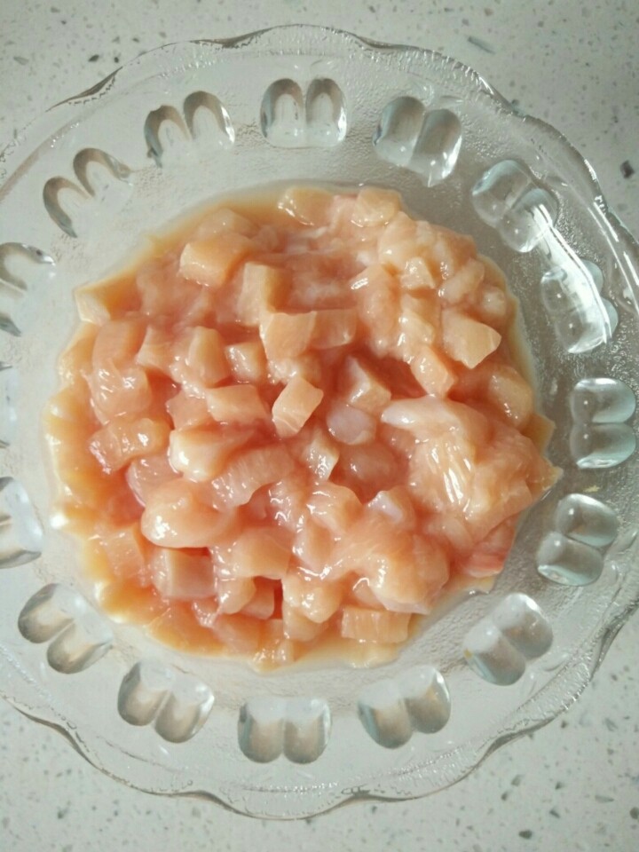 家常炒榨菜,<a style='color:red;display:inline-block;' href='/shicai/ 101'>鸡胸肉</a>切丁,倒入少量料酒去肉腥,拌匀,备用。