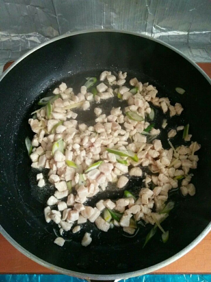 家常炒榨菜,热锅凉油(我用的是熟油),煸炒肉丁,肉丁变白时,放入葱、姜和少量生抽,煸炒出香味。