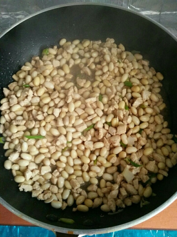 家常炒榨菜,放入已煮熟的黄豆,煸炒半分钟。
