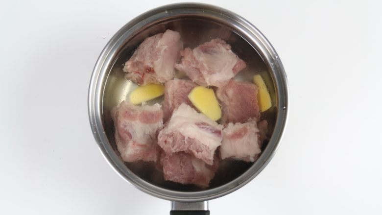 排骨板栗香焖饭,加入洗干净后的排骨焯水,大火煮开,水开大概一分钟左右即可关火。