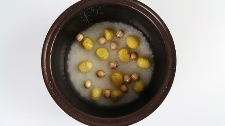 排骨板栗香焖饭,将洗好的大米放入电饭锅,加入适量的水,放入洗干净后的板栗、莲子。