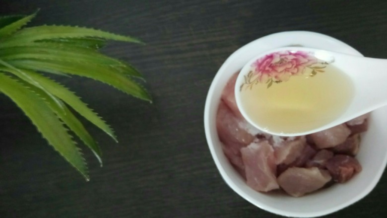 菠萝咕噜肉,<a style='color:red;display:inline-block;' href='/shicai/ 4430'>里脊肉</a>切块放入盐,料酒腌15分钟
