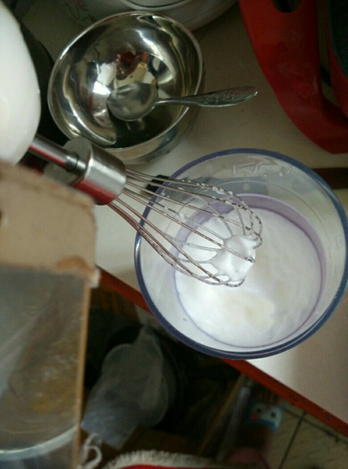 红糖蛋糕,蛋黄蛋清分离,用无油无水的盆子装蛋清,一个盆子装蛋黄,蛋清加盐和醋打发成奶油,倒过来不会掉为止
