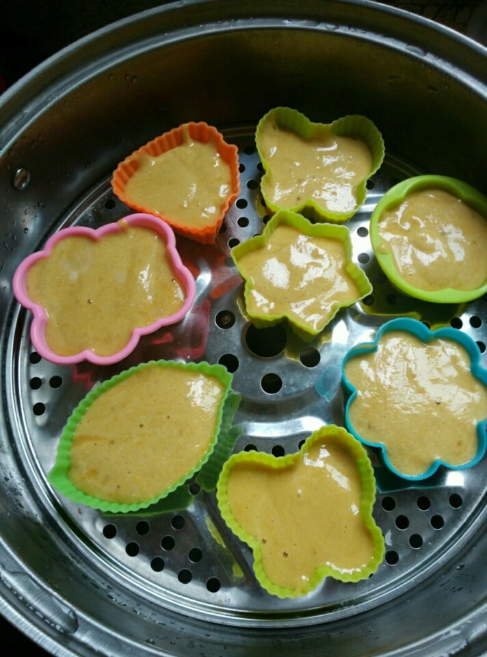 红糖蛋糕,然后再把剩下的蛋清加入上下拌匀,后倒入小模具里,八分满!