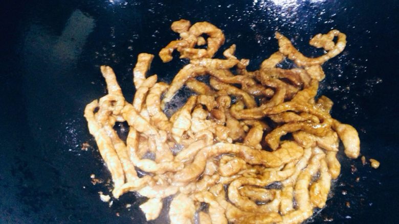 川味酱肉丝,下入肉丝快速滑散,翻炒至肉丝变色。