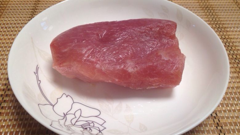 川味酱肉丝,将<a style='color:red;display:inline-block;' href='/shicai/ 36861'>猪里脊肉</a>去掉油膜,洗净血水。