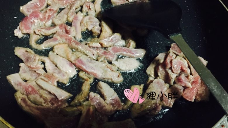 黑椒牛柳,锅内入少量油,下入腌制好的牛柳划至断生