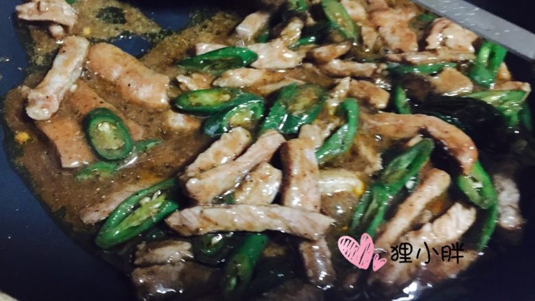 黑椒牛柳,出锅前调入黑胡椒粒,超市有卖,瓶子里是黑胡椒,扭动瓶口可以把黑胡椒磨成粗粒,这一步超级提味儿。