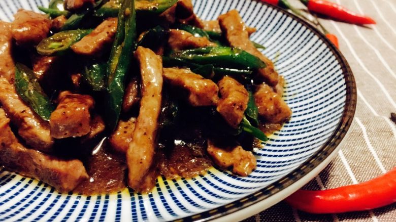 黑椒牛柳,酱汁浓郁,和米饭是绝配。幸福感爆棚。。