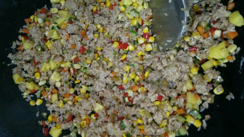 炒饭秀+五彩斑斓菠萝炒饭😁,炒锅洗净开火烘干后加入适量花生油开始炒饭啦😜全程中火,按压式不停翻炒😁翻炒至能感觉米饭松散