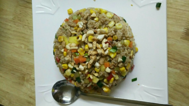 炒饭秀+五彩斑斓菠萝炒饭😁,饭炒多了,菠萝容器装不下😂
只好用一个碗装满倒扣在盘子上了😉
其实也挺不错的呦😘