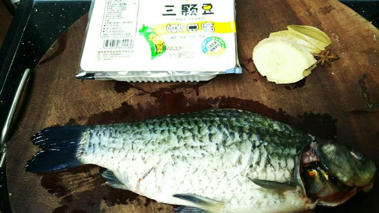 鲫鱼豆腐汤,准备好材料,鱼去内脏。
