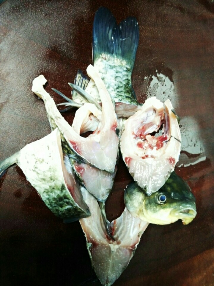 鲫鱼豆腐汤,鱼切段备用。