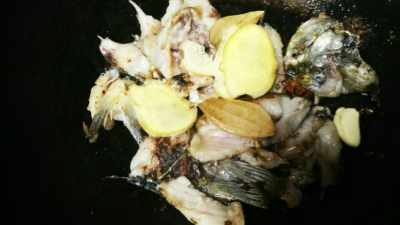 鲫鱼豆腐汤,加入备好的姜片，一片蒜头，两片<a style='color:red;display:inline-block;' href='/shicai/ 741'>香叶</a>。两勺<a style='color:red;display:inline-block;' href='/shicai/ 718'>料酒</a>，一勺酱油。小烧一会