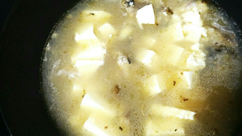 鲫鱼豆腐汤,熬个7-8分钟,可以下豆腐啦。全程不要用力搅拌,只要轻轻翻动鱼块不黏锅就行,太大力容易把鱼块和豆腐翻碎了。