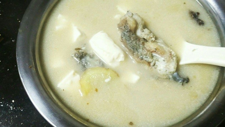 鲫鱼豆腐汤,熬了二十几分钟差不多可以了,起锅前加入适量盐,根据个人口味调下味。这个汤不需要加入太多的调味料,一点盐其实就可以非常鲜美了。😍😍