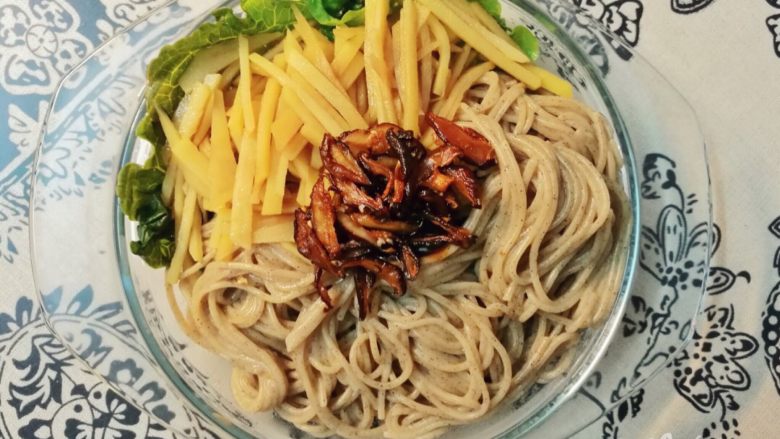 素食 | 香菇土豆拌面,面条沥干水后加少许盐、酱油、陈醋、麻油搅拌均匀,和土豆丝、香菇丝一起摆盘。