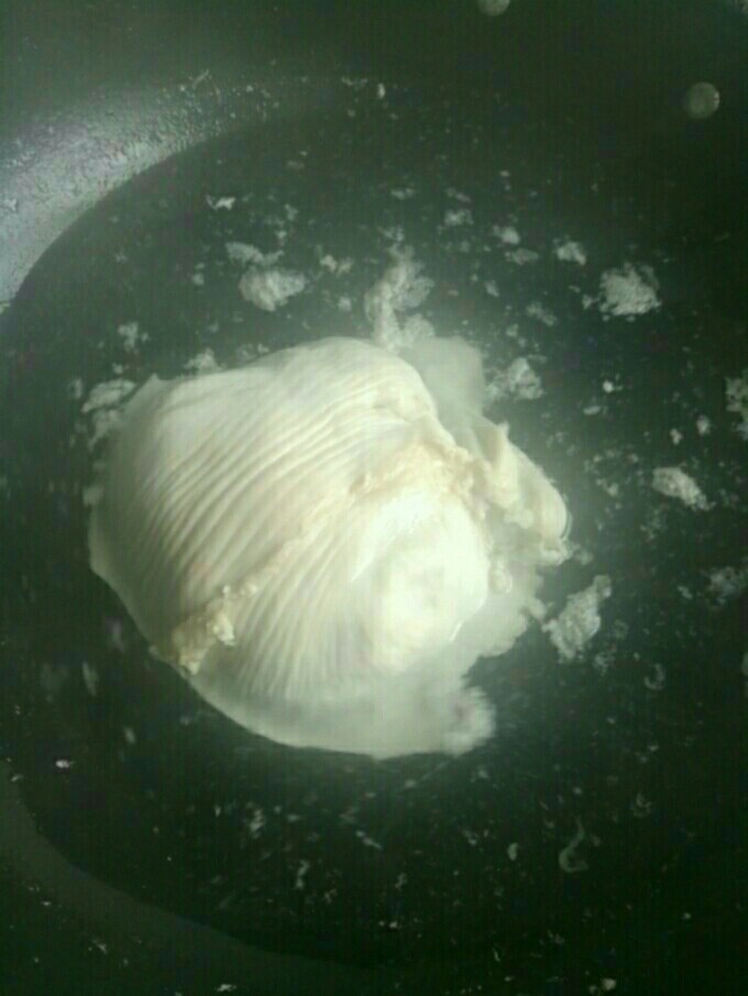 墨鱼猪肚汤,坐锅烧水,下猪肚紧水,水开后再紧三四分钟。(炖汤的猪肚多煮两分钟没关系,反正要炖软烂)