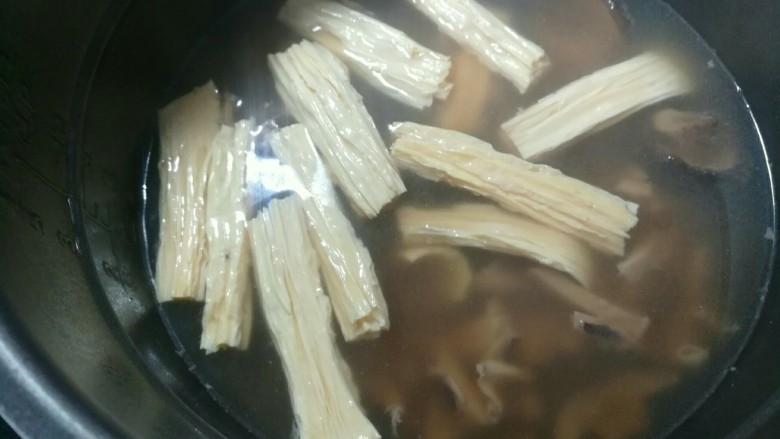 墨鱼猪肚汤,三四分钟后,打开,撒盐和枸杞、葱花搅动几下,喜欢放鸡精的可以放一点,我没放。