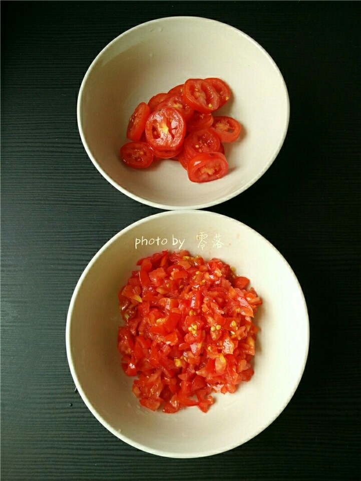 西红柿鸡蛋披萨,<a style='color:red;display:inline-block;' href='/shicai/ 89994'>小番茄</a>洗净切片,番茄洗净切丁;