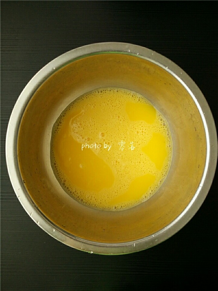 西红柿鸡蛋披萨,鸡蛋磕入碗里,调入适量盐,<a style='color:red;display:inline-block;' href='/shicai/ 720'>胡椒粉</a>搅拌均匀;