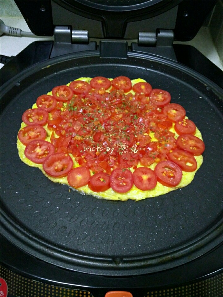 西红柿鸡蛋披萨,再撒入适量盐,牛至叶,<a style='color:red;display:inline-block;' href='/shicai/ 3001'>罗勒</a>,欧芹;