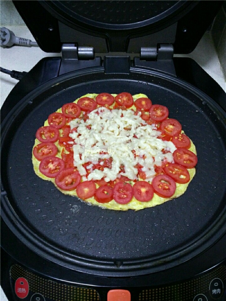 西红柿鸡蛋披萨,铺上马苏里拉芝士;