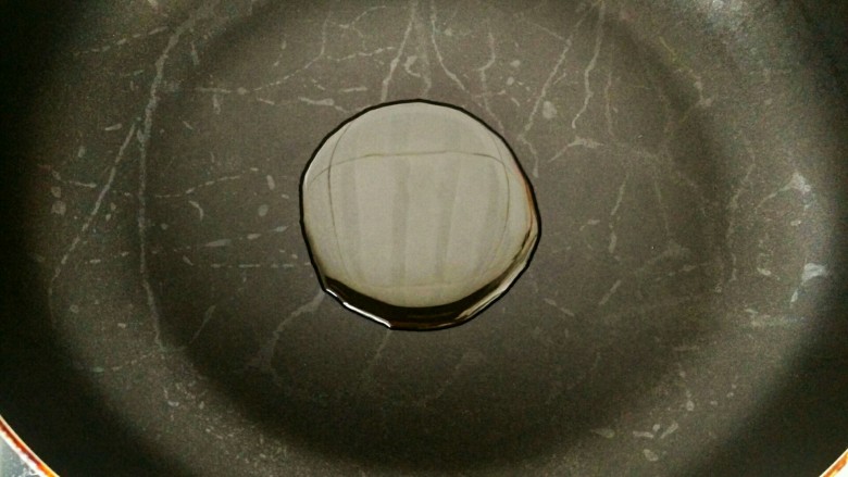 翡翠蛋饼(懒人的早餐救星),用中火将锅烧热,加入适量的食用油润一下锅。