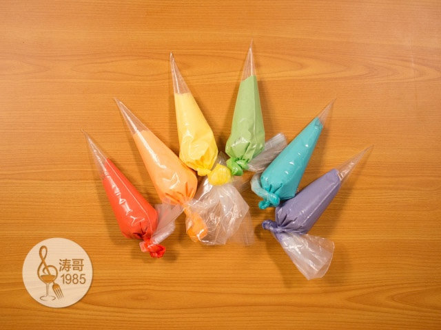 瑞士奶油霜 - 彩虹抹面蛋糕,19、然后装进裱花袋里备用,当然如果你不喜欢彩色的,也可以直接用原色奶油霜进行抹面,我这次做的是6个颜色的奶油霜