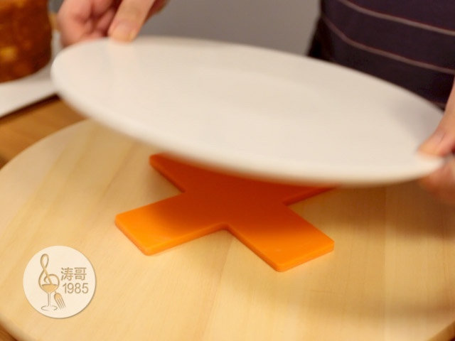 瑞士奶油霜 - 彩虹抹面蛋糕,7、接下来准备蛋糕转盘,我在下面和上面分别都垫了一个硅胶隔热防滑垫,这样平面圆盘或蛋糕垫摆放上去就可以很稳,转动蛋糕的时候丝毫不会移位