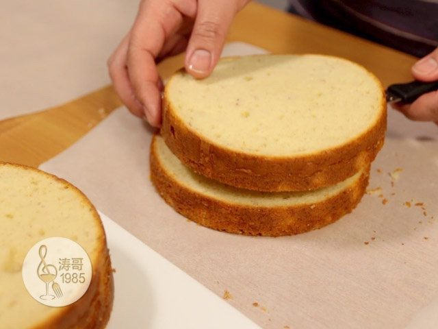 瑞士奶油霜 - 彩虹抹面蛋糕,4、再用同样的方法把蛋糕切成均匀的两片蛋糕,放在一旁备用,两个蛋糕一共切成4片