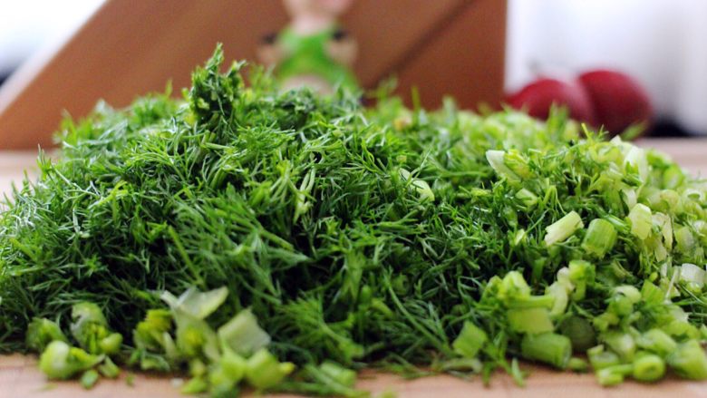 茴香豆腐饺子(王氏私房面食),茴香用刀切成碎末备用