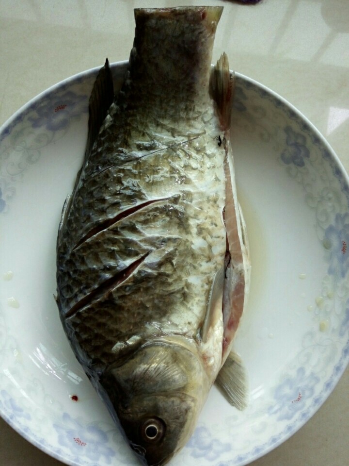 香辣紫苏煎鱼,<a style='color:red;display:inline-block;' href='/shicai/ 377'>鲫鱼</a>清理干净,打上花刀,用盐料酒腌鱼10---15分钟