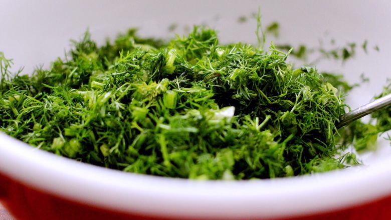 茴香豆腐饺子(王氏私房面食),把加过油的茴香末慢慢搅匀……