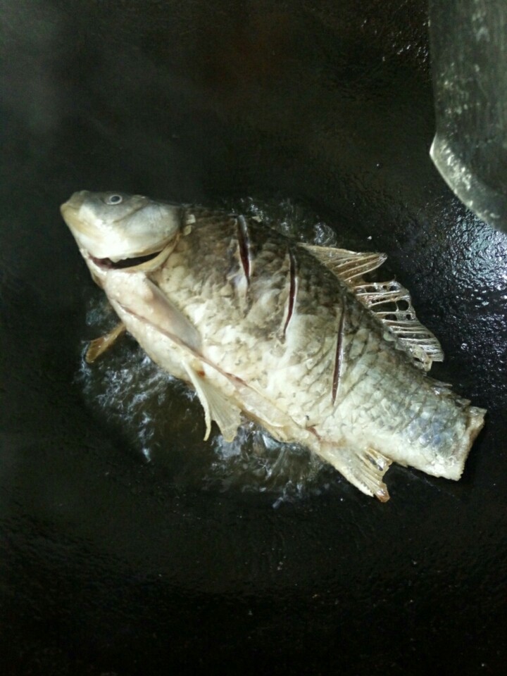 香辣紫苏煎鱼,热锅凉油烧至五成热,鱼入油锅煎,先别急着动它哦
