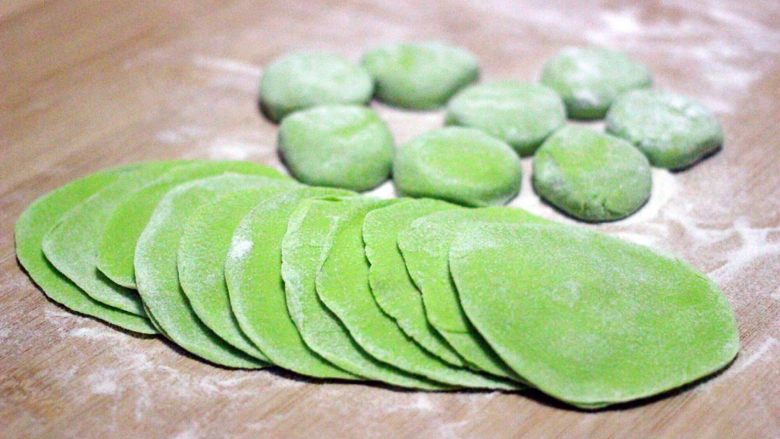 茴香豆腐饺子(王氏私房面食),醒发好的面 揉成长条、切成你想要的大小剂子、摁扁擀成圆皮