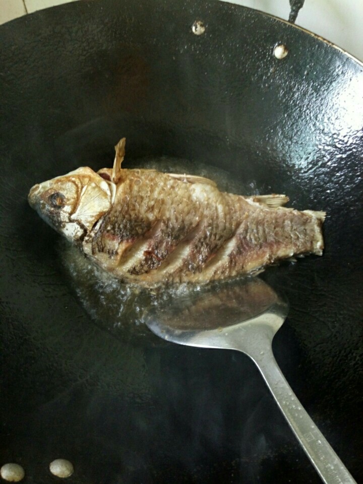 香辣紫苏煎鱼,煎定型了,就翻面,继续煎。