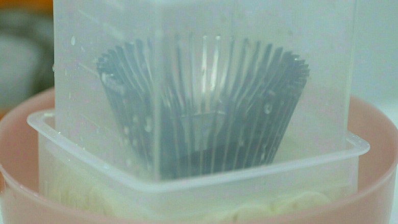 豌豆泥豆腐,准备一个可以滤水的容器(可以用一个小蒸笼),铺好干净纱布,将豆腐花舀到纱布内(下面要用一个盘子接漏下来水)。