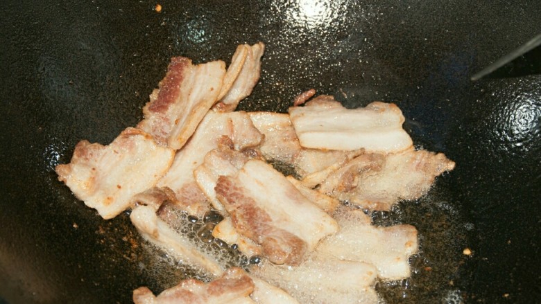 农家小炒肉,锅中油热后放入肉片爆炒至微卷,加入<a style='color:red;display:inline-block;' href='/shicai/ 788'>生抽</a>翻炒片刻盛出。
